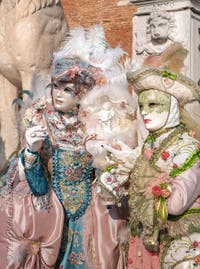 I figuranti del carnevale di Venezia davanti all'Arsenale di Venezia