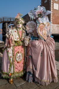 I figuranti del carnevale di Venezia davanti all'Arsenale di Venezia