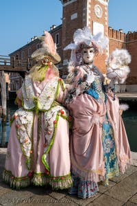 I figuranti del carnevale di Venezia davanti all'Arsenale di Venezia