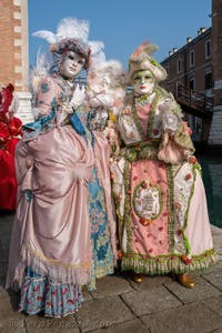 I figuranti del carnevale di Venezia davanti all'Arsenale di Venezia