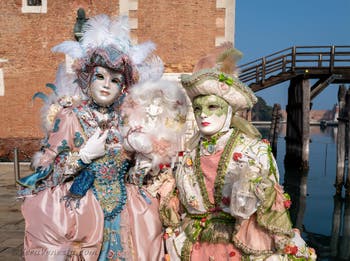 I figuranti del carnevale di Venezia davanti all'Arsenale di Venezia