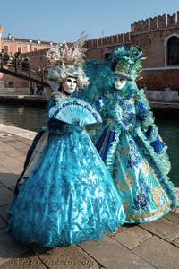 I figuranti del carnevale di Venezia davanti all'Arsenale di Venezia