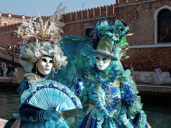 I figuranti del carnevale di Venezia davanti all'Arsenale di Venezia