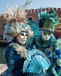 I figuranti del carnevale di Venezia davanti all'Arsenale di Venezia