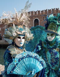 I figuranti del carnevale di Venezia davanti all'Arsenale di Venezia