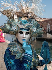 I figuranti del carnevale di Venezia davanti all'Arsenale di Venezia