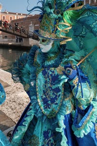 I figuranti del carnevale di Venezia davanti all'Arsenale di Venezia