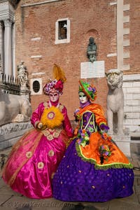 I figuranti del carnevale di Venezia davanti all'Arsenale di Venezia