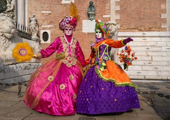 I figuranti del carnevale di Venezia davanti all'Arsenale di Venezia