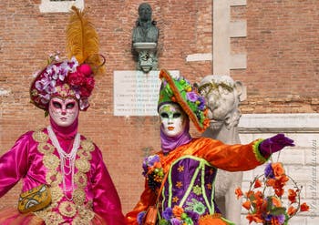 I figuranti del carnevale di Venezia davanti all'Arsenale di Venezia