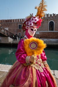 I figuranti del carnevale di Venezia davanti all'Arsenale di Venezia