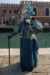 I figuranti del carnevale di Venezia davanti all'Arsenale di Venezia