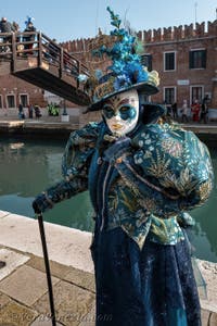 I figuranti del carnevale di Venezia davanti all'Arsenale di Venezia