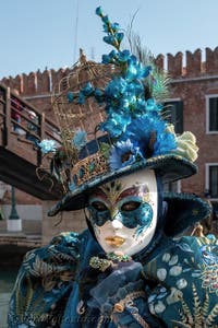 I figuranti del carnevale di Venezia davanti all'Arsenale di Venezia