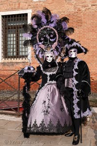 I figuranti del carnevale di Venezia davanti all'Arsenale di Venezia