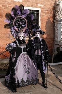 I figuranti del carnevale di Venezia davanti all'Arsenale di Venezia