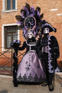 I figuranti del carnevale di Venezia davanti all'Arsenale di Venezia