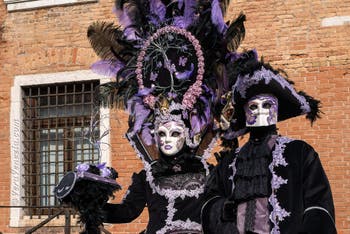 I figuranti del carnevale di Venezia davanti all'Arsenale di Venezia