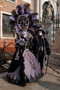 I figuranti del carnevale di Venezia davanti all'Arsenale di Venezia