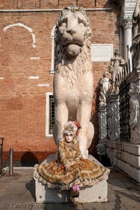 I figuranti del carnevale di Venezia davanti all'Arsenale di Venezia