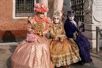 I figuranti del carnevale di Venezia davanti all'Arsenale di Venezia