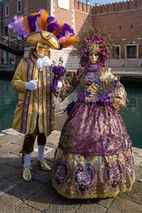 I figuranti del carnevale di Venezia davanti all'Arsenale di Venezia