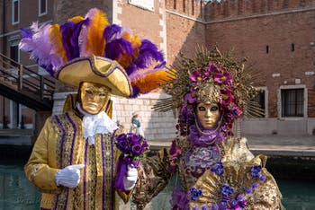 I figuranti del carnevale di Venezia davanti all'Arsenale di Venezia