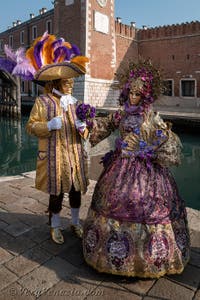 I figuranti del carnevale di Venezia davanti all'Arsenale di Venezia