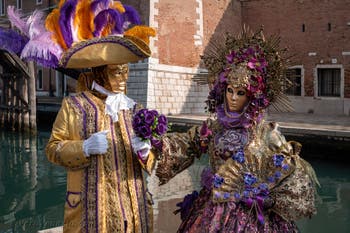 I figuranti del carnevale di Venezia davanti all'Arsenale di Venezia