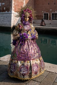 I figuranti del carnevale di Venezia davanti all'Arsenale di Venezia