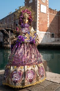 I figuranti del carnevale di Venezia davanti all'Arsenale di Venezia