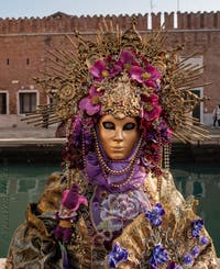 I figuranti del carnevale di Venezia davanti all'Arsenale di Venezia