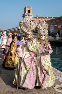 I figuranti del carnevale di Venezia davanti all'Arsenale di Venezia