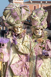 I figuranti del carnevale di Venezia davanti all'Arsenale di Venezia