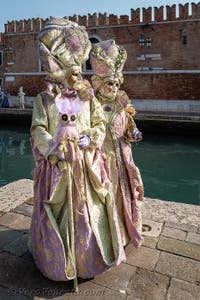 I figuranti del carnevale di Venezia davanti all'Arsenale di Venezia