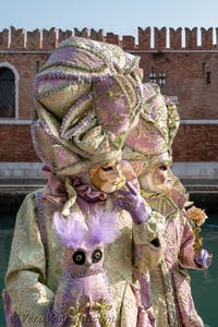 I figuranti del carnevale di Venezia davanti all'Arsenale di Venezia