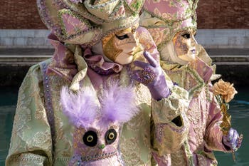 I figuranti del carnevale di Venezia davanti all'Arsenale di Venezia