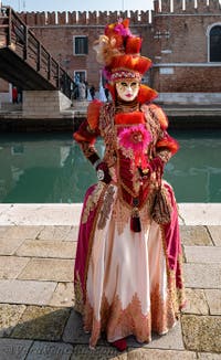 I figuranti del carnevale di Venezia davanti all'Arsenale di Venezia