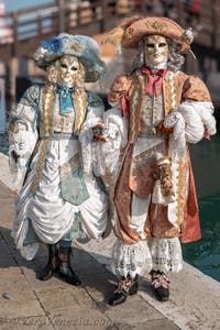 I figuranti del carnevale di Venezia davanti all'Arsenale di Venezia