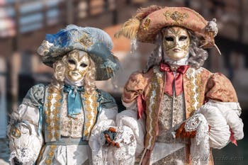 I figuranti del carnevale di Venezia davanti all'Arsenale di Venezia