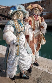 I figuranti del carnevale di Venezia davanti all'Arsenale di Venezia