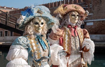 I figuranti del carnevale di Venezia davanti all'Arsenale di Venezia