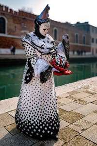 I figuranti del carnevale di Venezia davanti all'Arsenale di Venezia