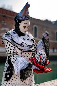 I figuranti del carnevale di Venezia davanti all'Arsenale di Venezia