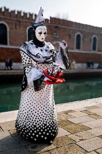 I figuranti del carnevale di Venezia davanti all'Arsenale di Venezia