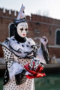 I figuranti del carnevale di Venezia davanti all'Arsenale di Venezia