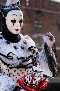 I figuranti del carnevale di Venezia davanti all'Arsenale di Venezia