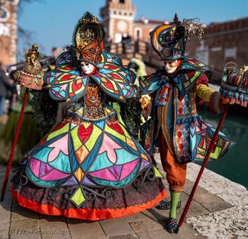 I figuranti del carnevale di Venezia davanti all'Arsenale di Venezia