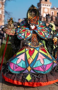 I figuranti del carnevale di Venezia davanti all'Arsenale di Venezia