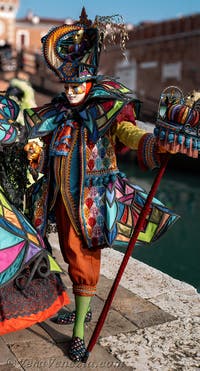 I figuranti del carnevale di Venezia davanti all'Arsenale di Venezia